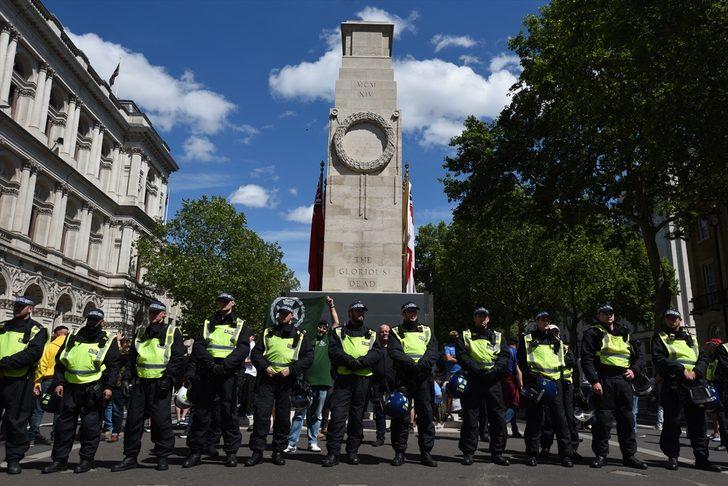 İngiltere'de aşırı sağcılar polise saldırdı! Londra'da göstericilere sokağa çıkma yasağı getirildi G4