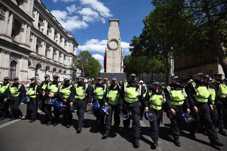 İngiltere'de aşırı sağcılar polise saldırdı! Londra'da göstericilere sokağa çıkma yasağı getirildi G5