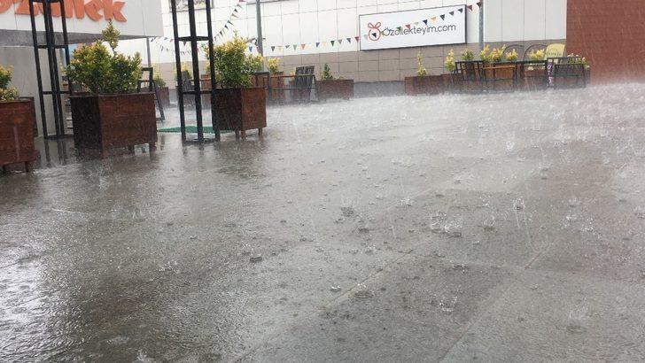 Ani sağanak yağış vatandaşlara zor anlar yaşattı G4