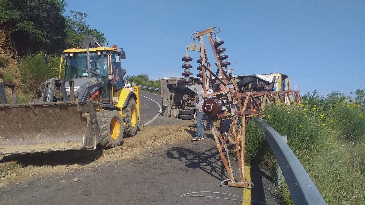 50 metrelik u&ccedil;urumdan elektrik direği kurtardı
