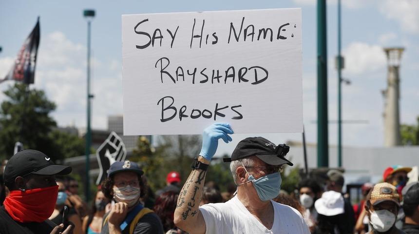 Rayshard Brooks: ABD'de Atlanta Emniyet M&uuml;d&uuml;r&uuml;, bir siyahın polis tarafından &ouml;ld&uuml;r&uuml;lmesi sonrası istfa etti