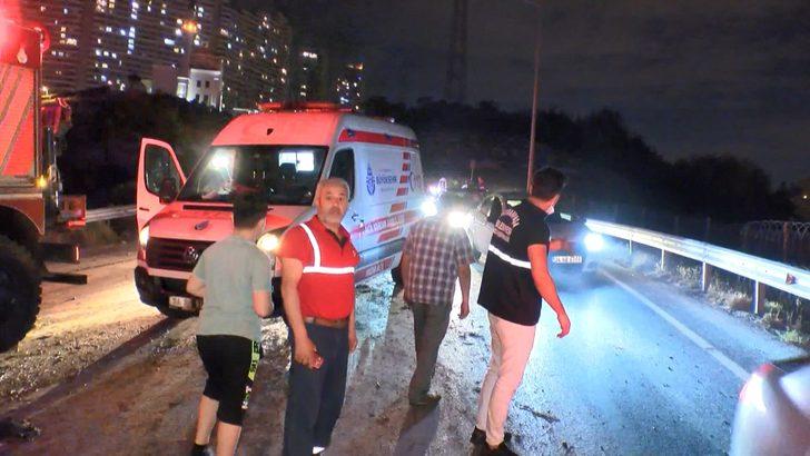 Başakşehir'de lastiği patlayan çöp kamyonu devrildi G2