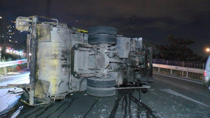 Başakşehir'de lastiği patlayan çöp kamyonu devrildi G3