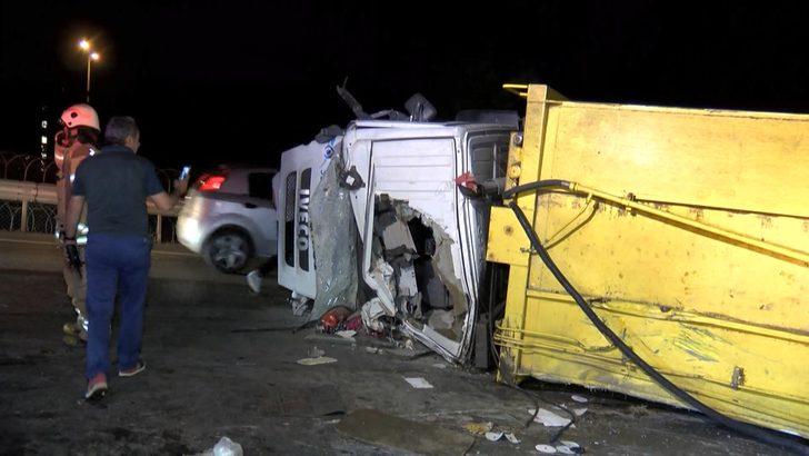 Başakşehir'de lastiği patlayan çöp kamyonu devrildi G5