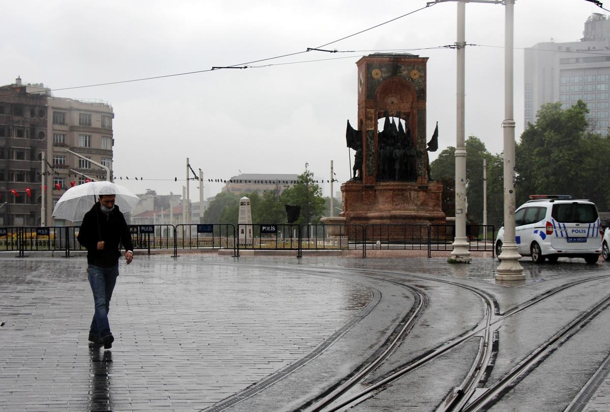 Meteoroloji uyarmıştı! Taksim'de yağmura hazırlıksız yakalandılar