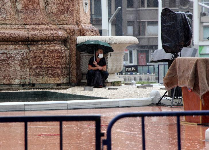 Meteoroloji uyarmıştı! Taksim'de yağmura hazırlıksız yakalandılar G2