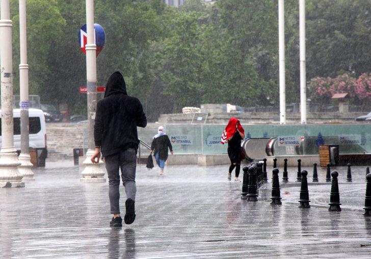 Meteoroloji uyarmıştı! Taksim'de yağmura hazırlıksız yakalandılar G3