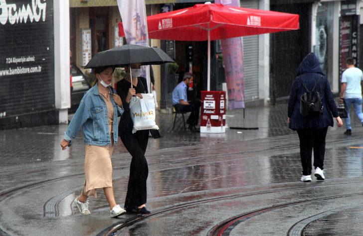 Meteoroloji uyarmıştı! Taksim'de yağmura hazırlıksız yakalandılar G4