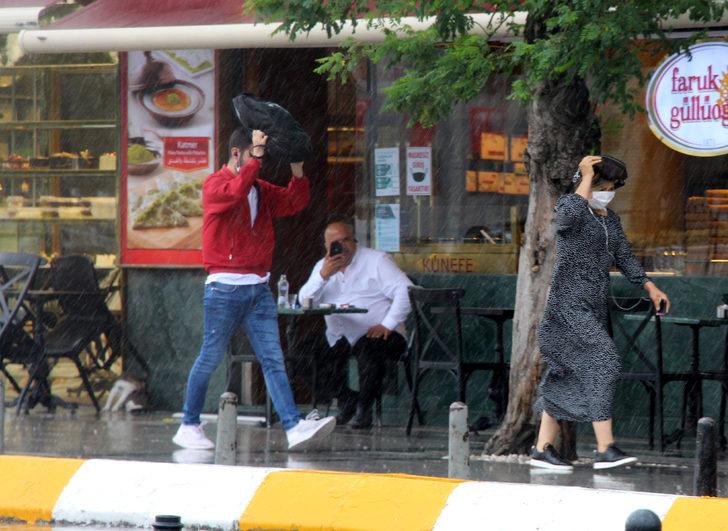 Meteoroloji uyarmıştı! Taksim'de yağmura hazırlıksız yakalandılar G5