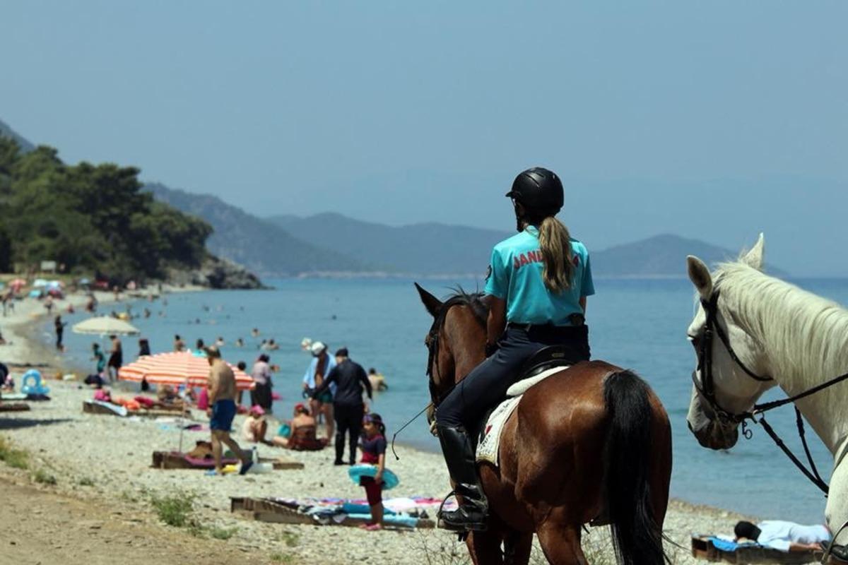 Kuşadası&rsquo;ndaki milli parkın sahilleri atlı jandarma timine emanet