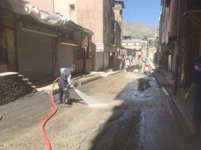 Hakkari’de kazılan yollara belediye ekipleri anında müdahale ediyor