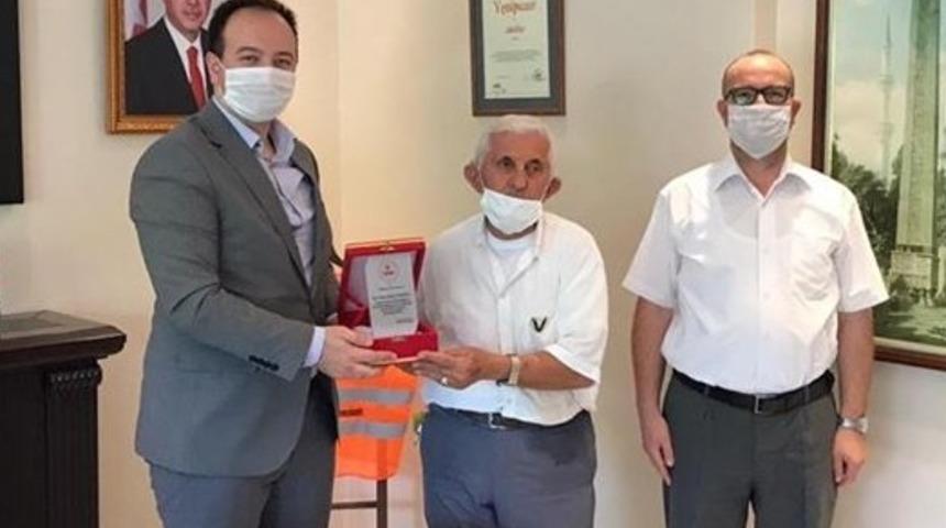 Kaymakam Yal&ccedil;ın&rsquo;dan Yenipazarlı hayırsevere plaket