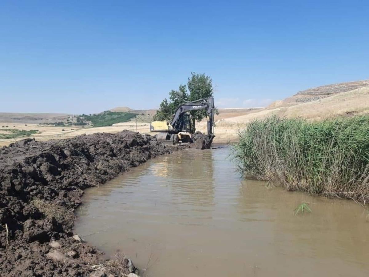 Tıkanan g&ouml;let a&ccedil;ıldı, bir kırsal mahalleye daha yola kavuştu