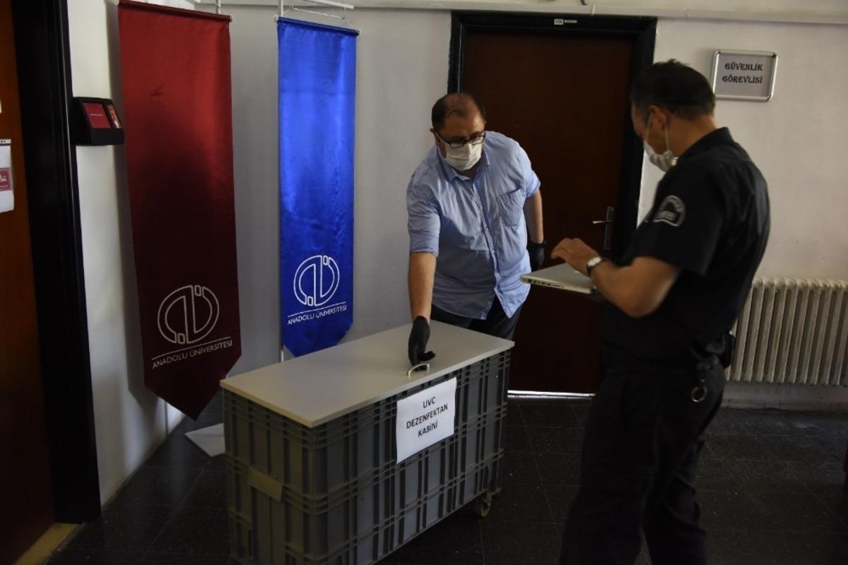 Anadolu &Uuml;niversitesi BAUM, korona vir&uuml;se karşı ultraviyole dezenfeksiyon kabini kullanımına ge&ccedil;ti