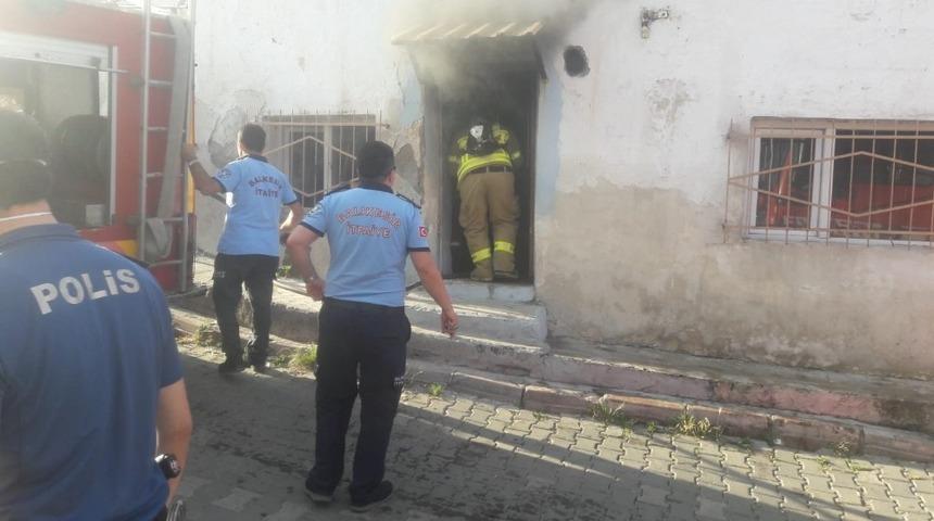 Tek katlı evde yangın &ccedil;ıktı