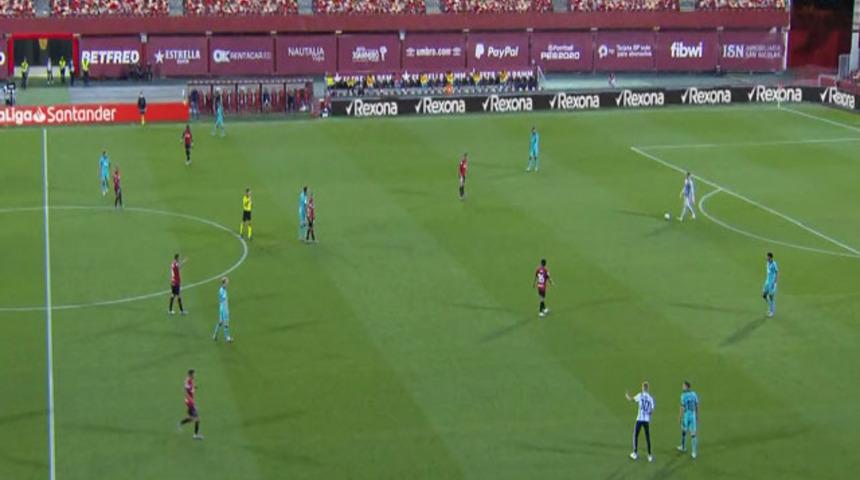 La Liga'da seyircisiz maçta sahaya seyirci daldı!