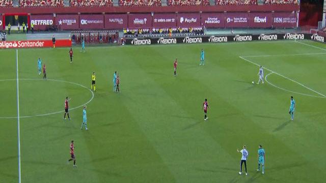 La Liga'da seyircisiz maçta sahaya seyirci daldı!