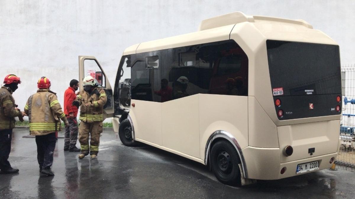 Benzinlikte minib&uuml;s alev aldı, faciadan d&ouml;n&uuml;ld&uuml;