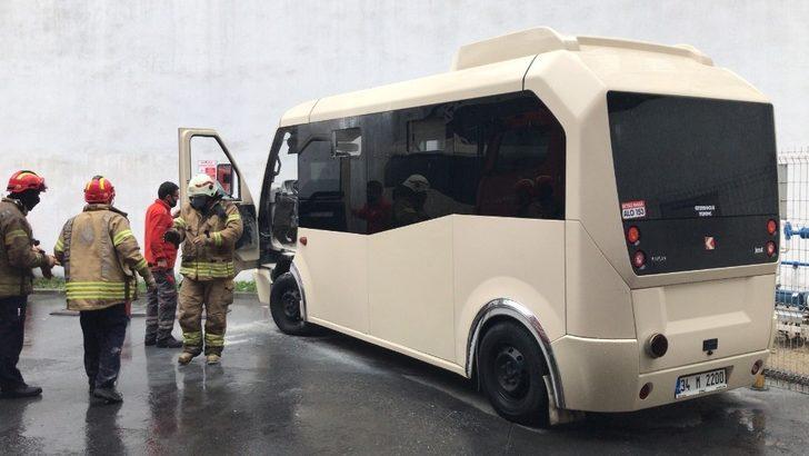 Benzinlikte minibüs alev aldı, faciadan dönüldü G1