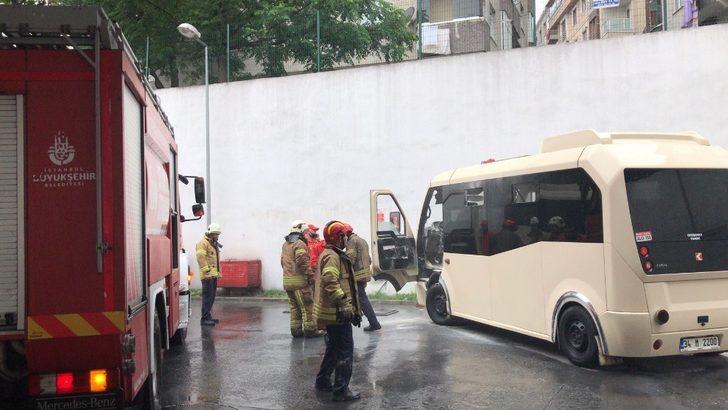 Benzinlikte minibüs alev aldı, faciadan dönüldü G2