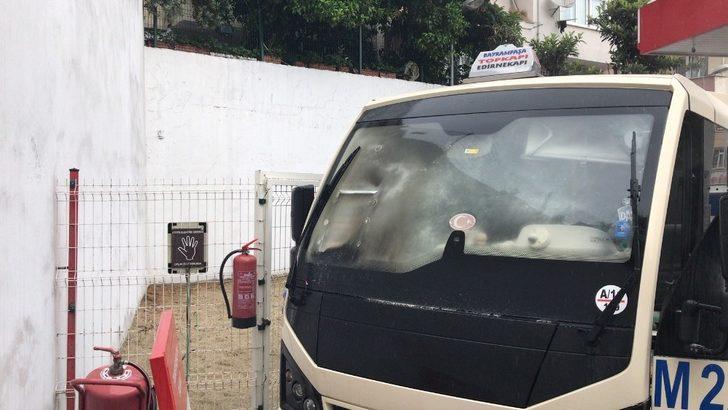 Benzinlikte minibüs alev aldı, faciadan dönüldü G4