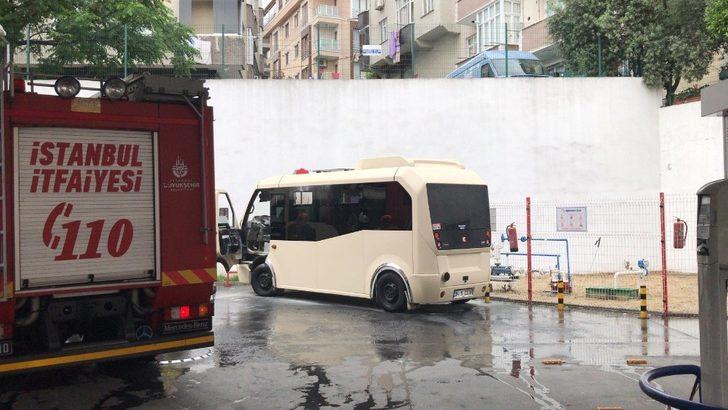 Benzinlikte minibüs alev aldı, faciadan dönüldü G5