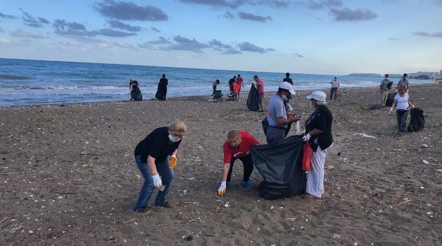 Mezitli&rsquo;de sahil temizliği