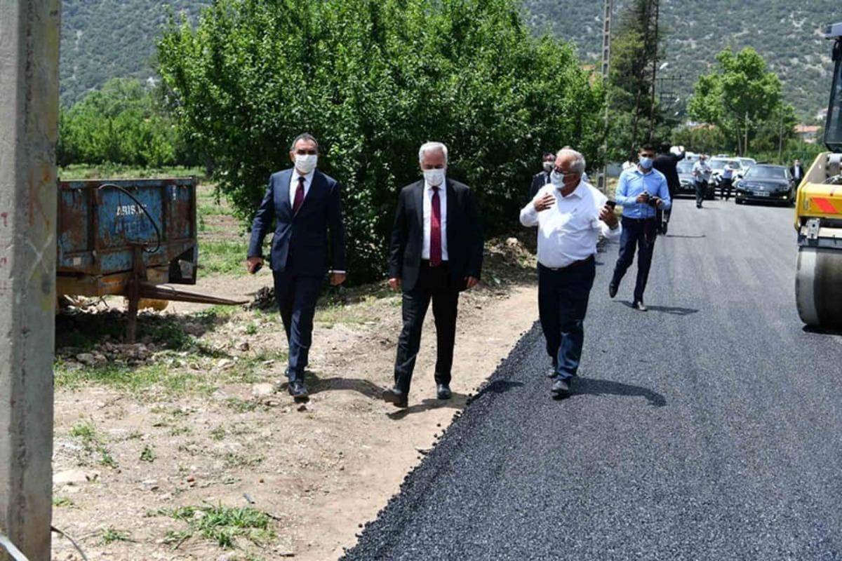 Isparta&rsquo;da k&ouml;y yolları sıcak asfalta kavuşuyor