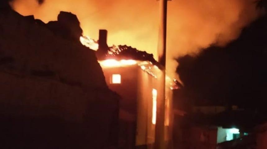 &Ccedil;avdarhisar&rsquo;da yanan ev k&uuml;le d&ouml;nd&uuml;