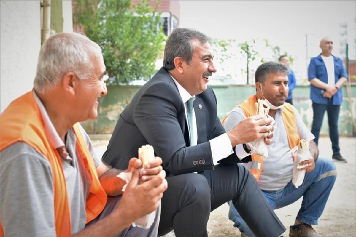 Başkan &Ccedil;etin bağdaş kurup iş&ccedil;ilerle yemek yedi