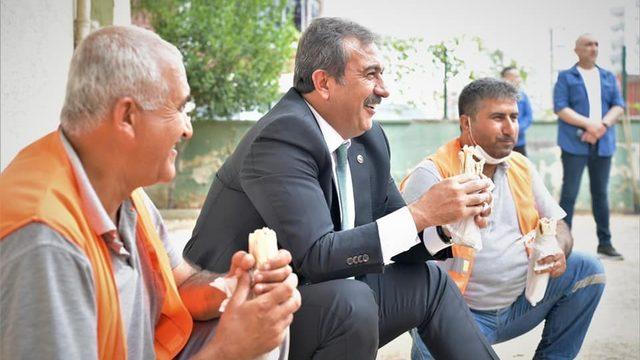 Başkan Çetin bağdaş kurup işçilerle yemek yedi