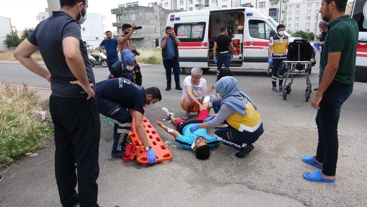 Motosiklet devrildi: 2 yaralı G1