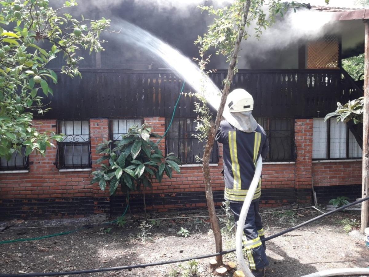 Fethiye&rsquo;de iki katlı ahşap evde yangın &ccedil;ıktı
