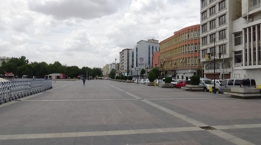Koronavir&uuml;s vaka sayısı artan Diyarbakır'da vatandaşlar diken &uuml;st&uuml;nde