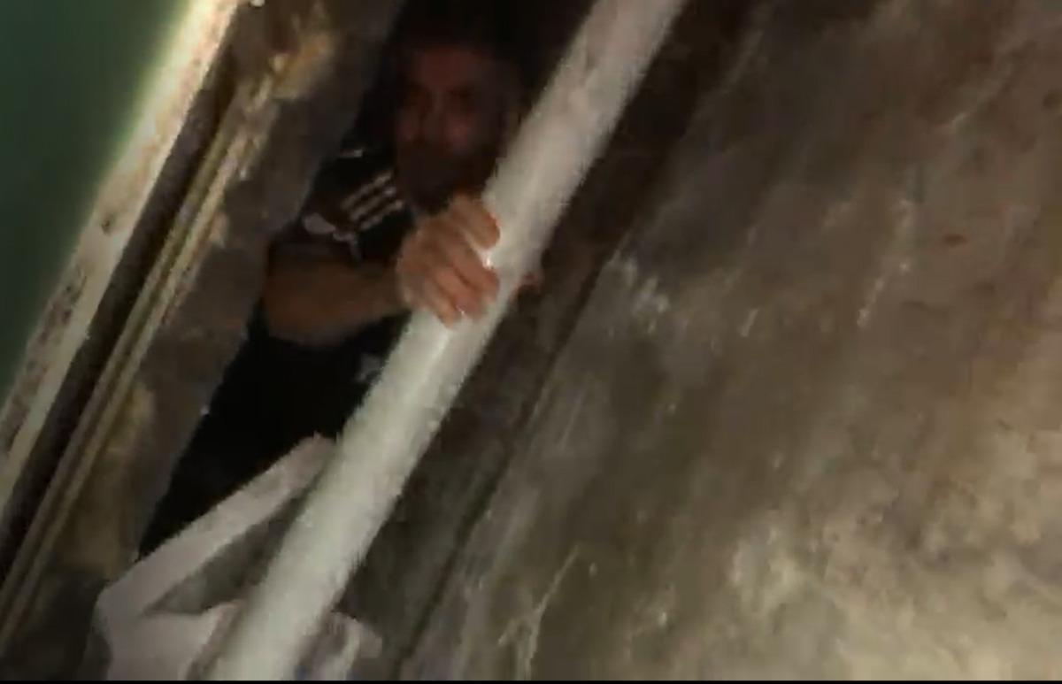 Kendisini yakalamaya gelen polislere tepki g&ouml;sterdi! 'Ayıp be size'