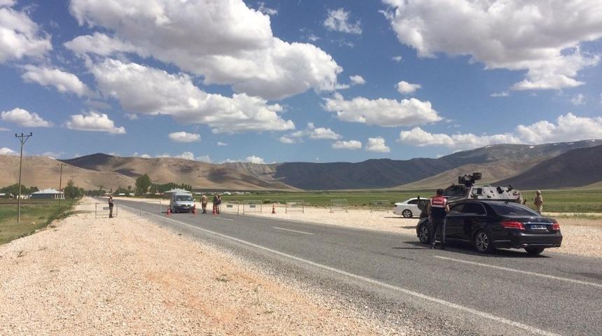 Taziyeden d&ouml;nen kişide korona vir&uuml;s tespit edilince mahalle karantinaya alındı