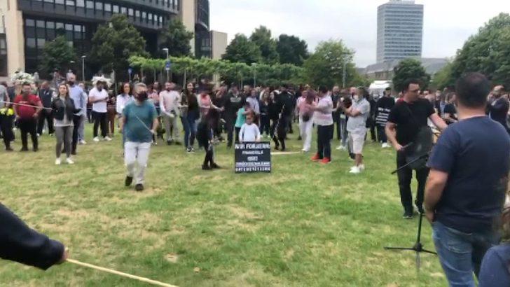 Almanya’da düğün salonu sahiplerinden davullu zurnalı protesto G1