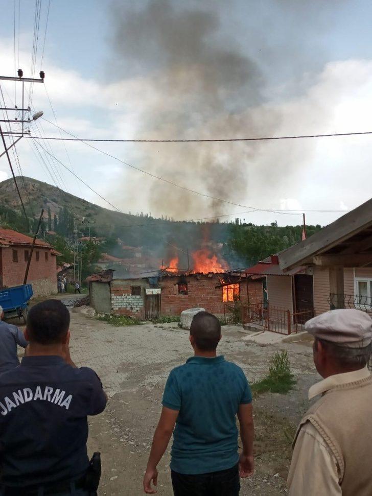 Yaşlı kadının evi alevlere teslim oldu G1