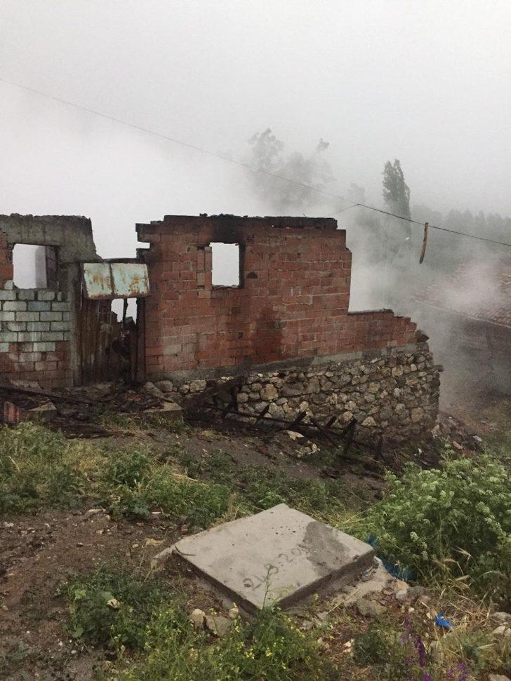 Yaşlı kadının evi alevlere teslim oldu G2