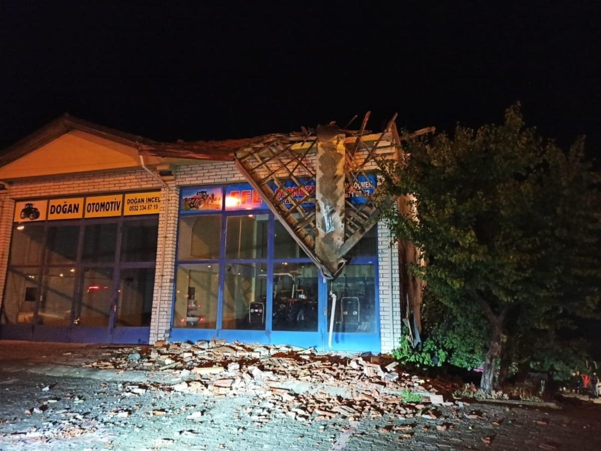 Şiddetli r&uuml;zgar &ccedil;atıları u&ccedil;urdu