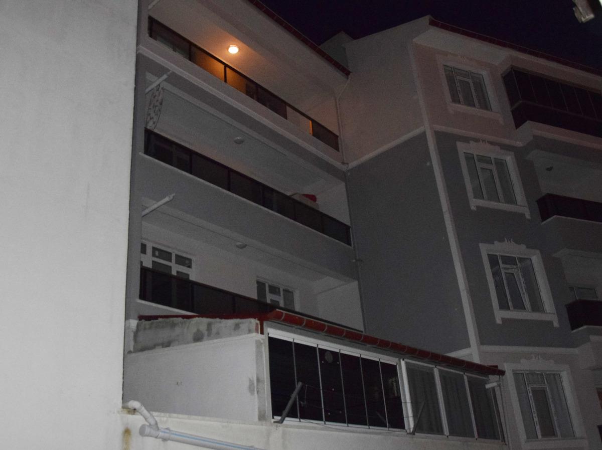 3 yaşındaki Elisa, 4'&uuml;nc&uuml; katın balkonundan d&uuml;şt&uuml;