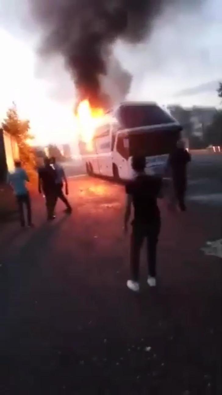 Facianın eşiğinden dönüldü! Yolcu otobüsü alev topuna döndü G2