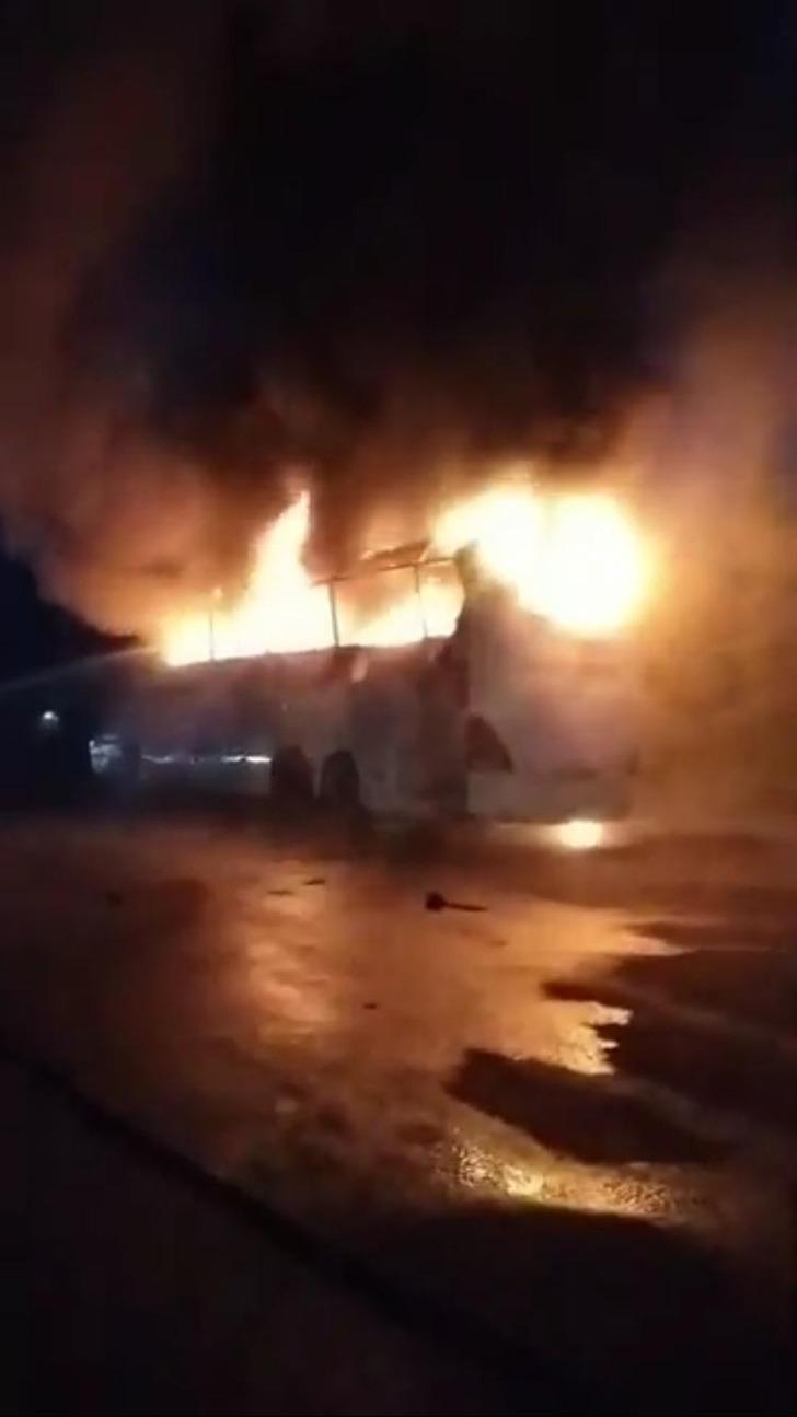 Facianın eşiğinden dönüldü! Yolcu otobüsü alev topuna döndü G3