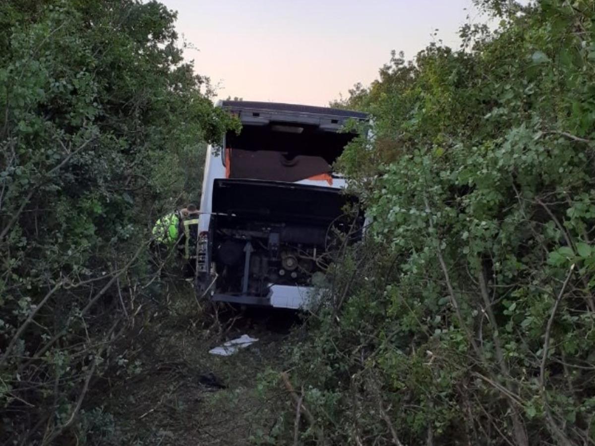 Son dakika! Akhisar&rsquo;da yolcu otob&uuml;s&uuml; yoldan &ccedil;ıktı