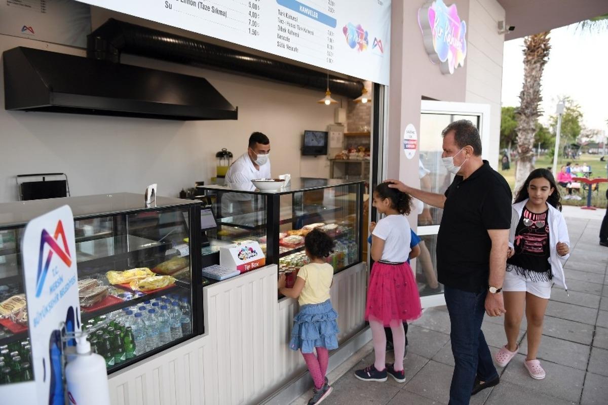 Başkan Se&ccedil;er, sahildeki kafeleri inceledi