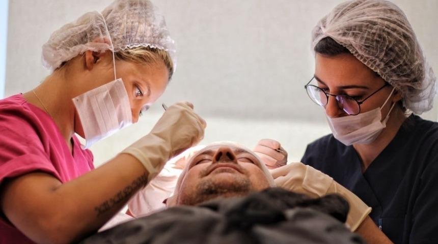 Hair World Turkey kurucu ortağı Demir Akıllıoğlu:&rdquo; &ldquo;Yetişkinlerde g&uuml;nde 100 adet sa&ccedil; teli d&ouml;k&uuml;lebilir&rdquo;