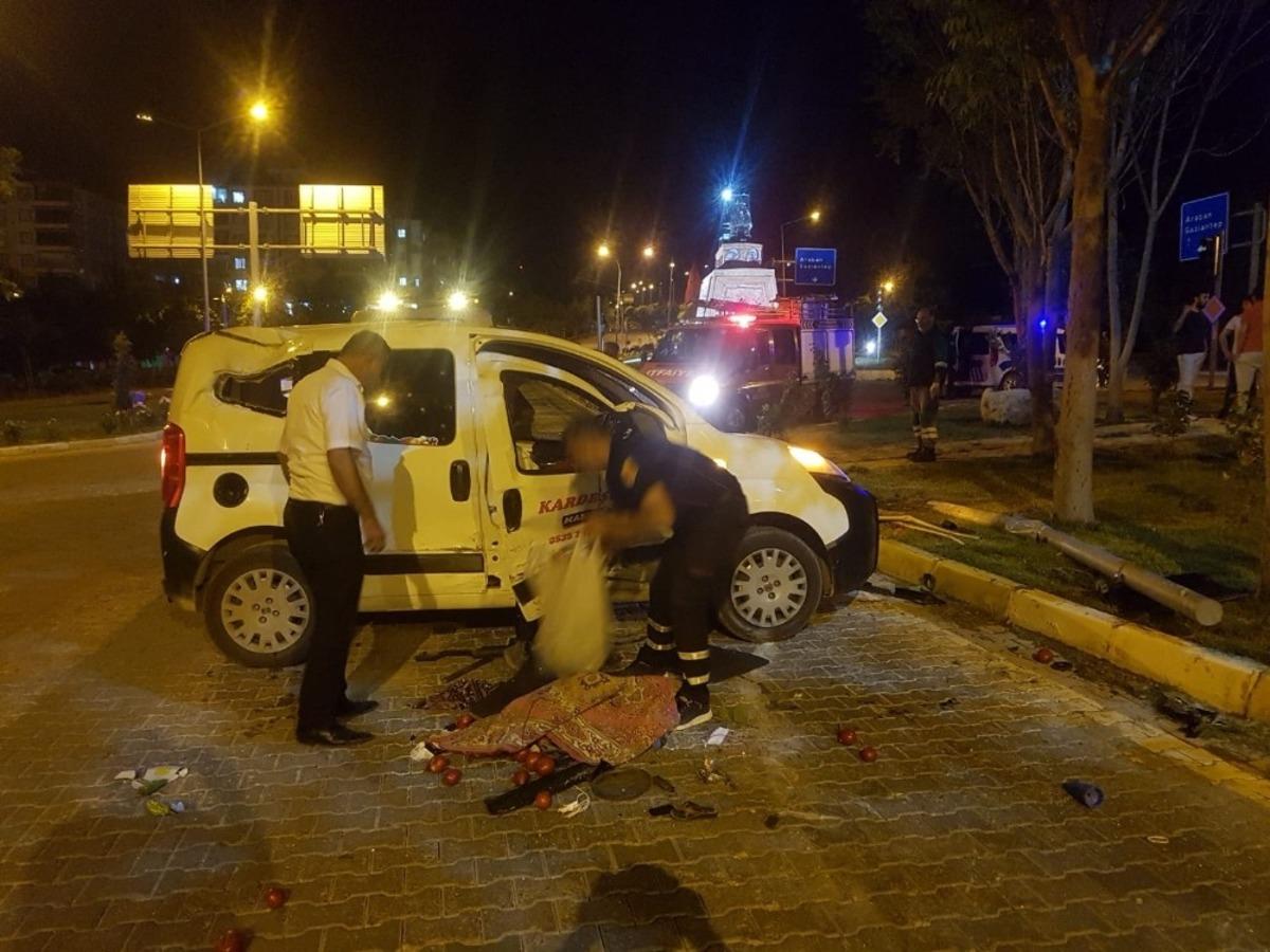 Otomobil ile hafif ticari ara&ccedil; &ccedil;arpıştı