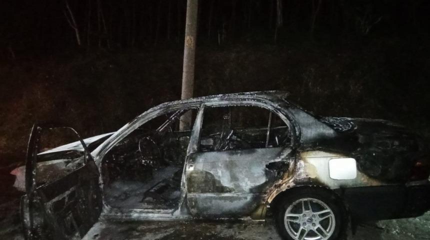 Seyir halindeki otomobil yanarak k&uuml;le d&ouml;nd&uuml;