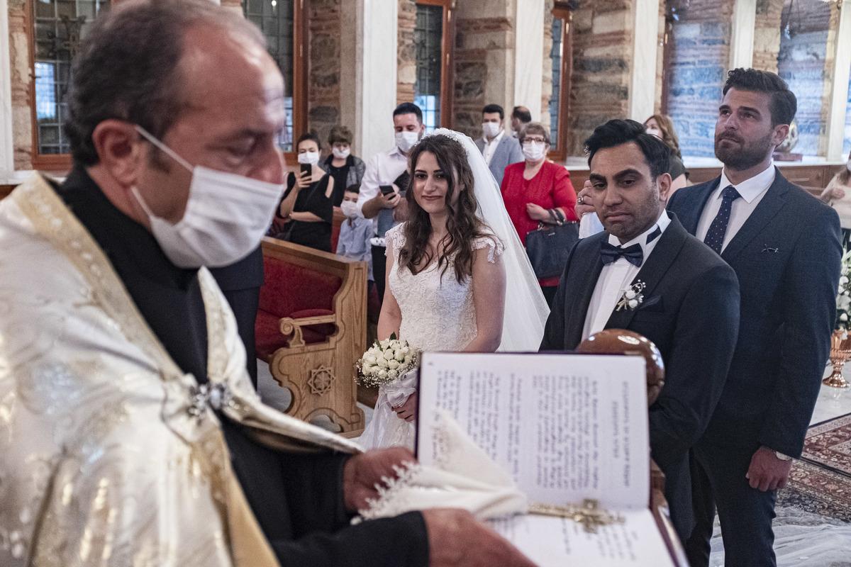 Sosyal mesafeli ve maskeli! İşte İstanbul'daki ilk kilise d&uuml;ğ&uuml;n&uuml;