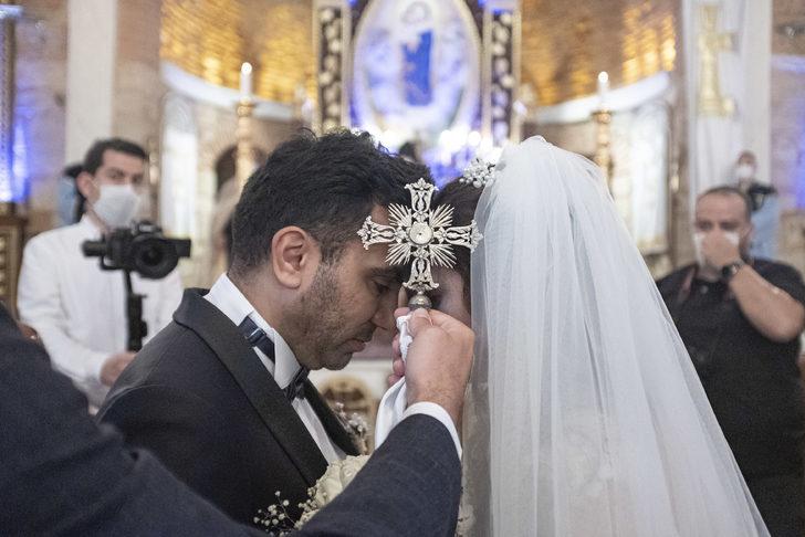 Sosyal mesafeli ve maskeli! İşte İstanbul'daki ilk kilise düğünü G1
